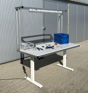 Elektrisch höhenverstellbarer Tisch aus Aluminiumprofilen - 2