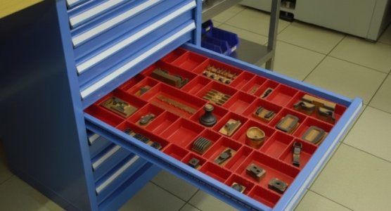 Schubladeneinsätze aus Kunststoff und Metall