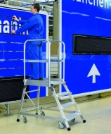 Z600 Podesttreppe, fahrbar, einseitig begehbar mit Stahlgitterrost-Stufen und -Plattform 41953