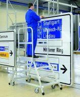 Z600 Podesttreppe, fahrbar, beidseitig begehbar mit Leichtmetall-Stufen und -Plattform 41984