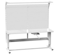 Mit einer Kurbel einstallbarer Tisch mit Aufbau